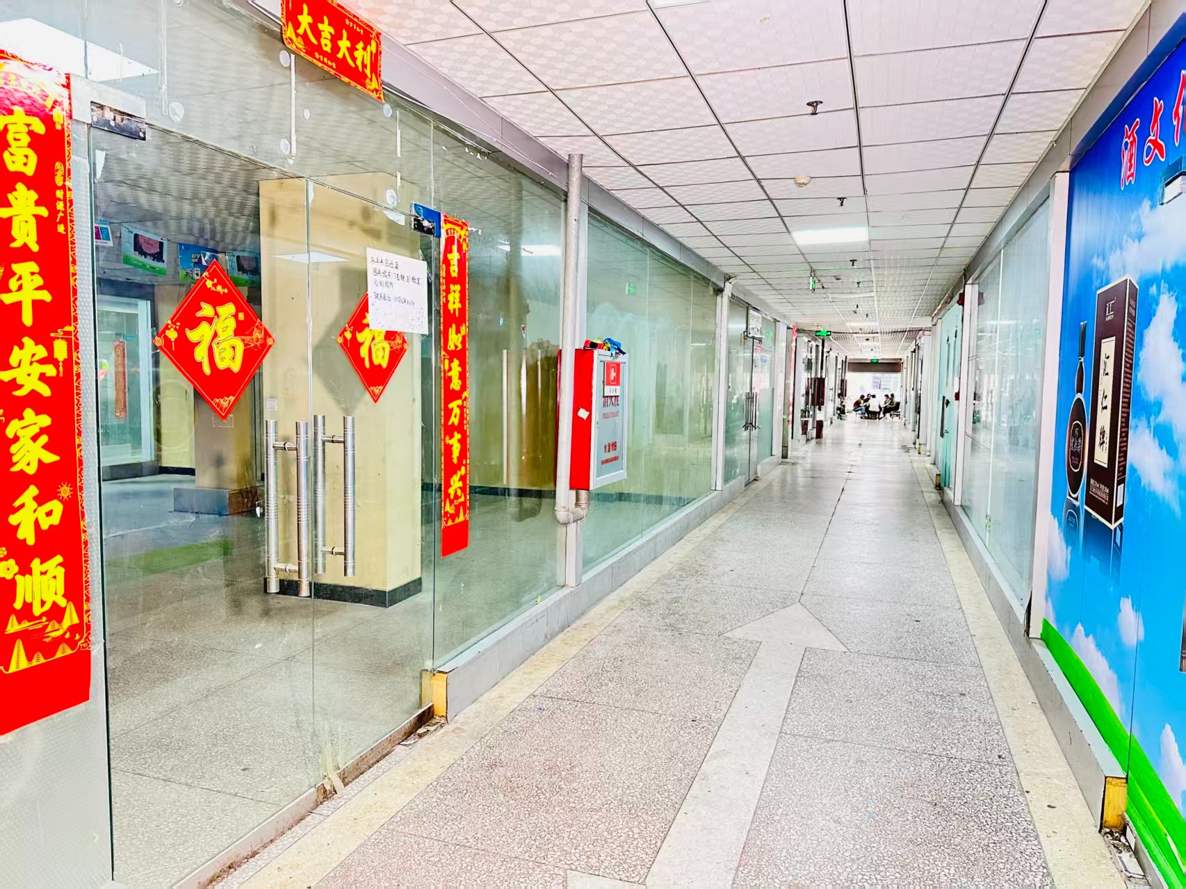 科技一路园区位于洛阳市老城区春都路商贸核心区域，周边商业氛围成熟，交通便利，配套完善。依托传统副食品商贸资源，园区具备良好的经营基础和人气优势，是企业办公、商品展示、批发零售及创业发展的理想选择。