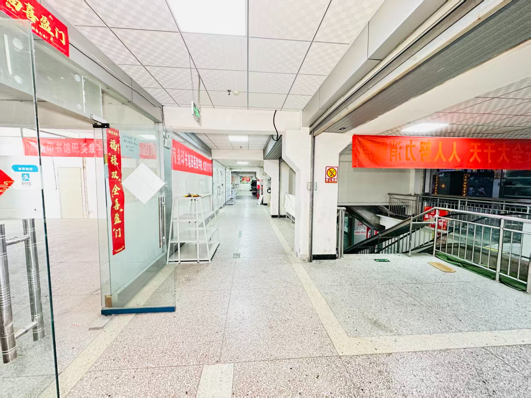 科技一路引入人工智能技术应用场景，推动AI与商业、零售、电商、企业服务等领域融合发展。