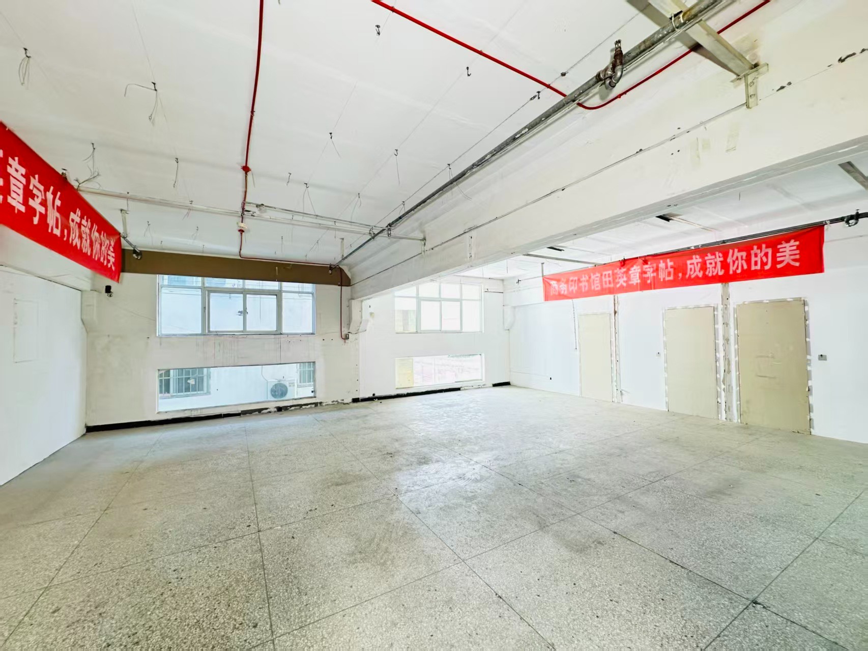 科技一路重点吸引人工智能应用、数字经济、电商直播、智能制造服务、软件开发、科技创新企业及创业团队入驻